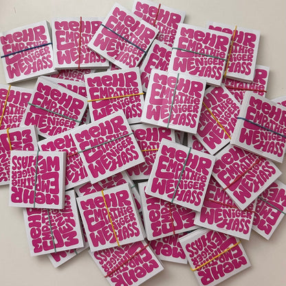 Sticker „Mehr Empathie, weniger Hass“